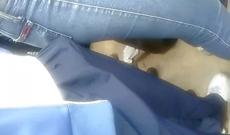 Egy aranyos ingyen sex videó kis ujját megható a farkát