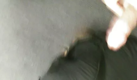 A fekete pár ingyenes erett szex filmek megoszt egy fiatal hülye ribancot.