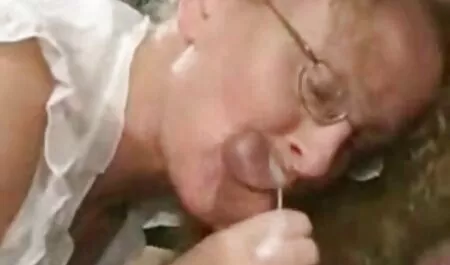Egy igazi amatőr. A francia hottie megérinti magát, majd szopja a kakasokat az arcra. ingyenes sexfilm