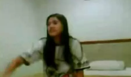 Kanos Nővér anya fia porno film Mio Hiragi maszturbál a zuhany alatt.