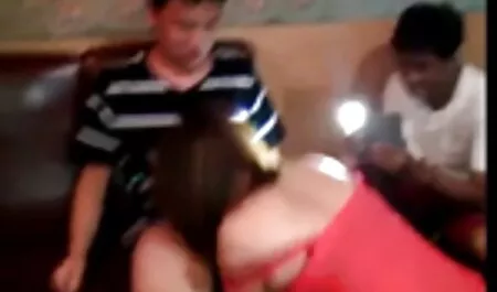 Bobby Hart megsimogatja a hangszerét, és xesz film elszív egy csomagot az ágyban.