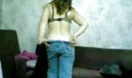 Két idős férfi meghívja a fiúkat egy meleg ingyen porno video orgiára.
