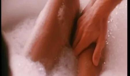 Forró szőke maszturbál egy hatalmas rózsaszín ingyen sex videó dildóval.