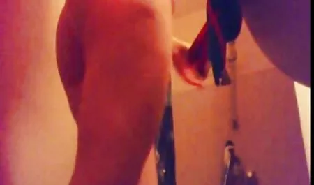A porno videok ingyen nő orális szexet folytat idegenekkel.