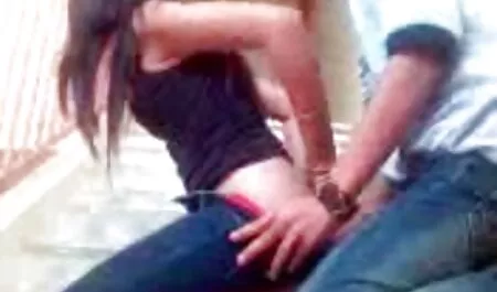 Dögös levetkőzik, baszik magát szekx video egy dildo.