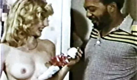 A lány beszúrja a fogantyút a szex videó film szőrös punci