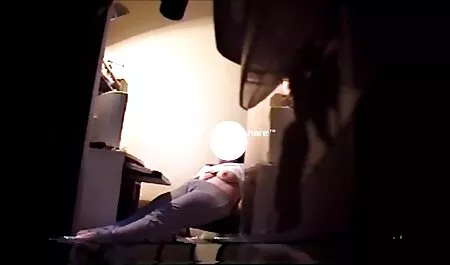 Alexa settenkedik fel a sztriptíztáncos testvére. leszbi szex videók