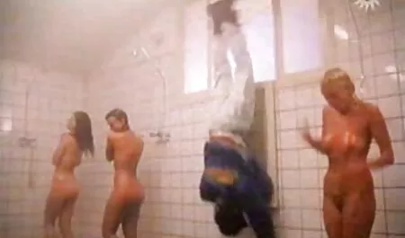 Klasszikus erotikus szex filmek pornó jelenet a fürdőszobában